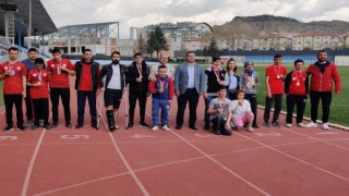 Özel sporcular, atletizmde kıyasıya yarıştı