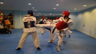 Pandemi bitti, sporcular madalya için salonları doldurdu