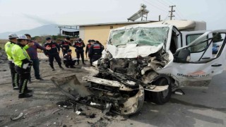 Park halindeki kamyona çarpan kamyonetteki 11 kişi yaralandı