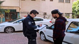 Park halindeki otomobillerin lastiklerini bıçakla patlatıp kaçtılar