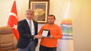 Parkta bulduğu para dolu çantayı sahibine teslim eden belediye görevlisi ödüllendirildi