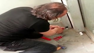 Pencere pervazında mahsur kalan serçe kurtarıldı