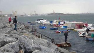 Pendikte vatandaşlar şiddetli dalgalarla fotoğraf çekindi