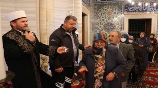 Peygamber Efendimizin Sakal-ı Şerifi görenler gözyaşlarına hâkim olamadı