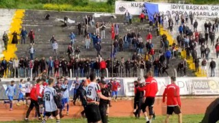 Play-off maçında yumruklar havada uçuştu