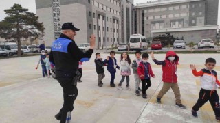 Polis anaokulu öğrencilerini misafir etti