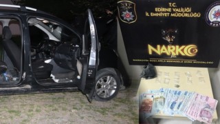 Polis uyuşturucuyla kaçan şüphelileri lastiklerine ateş açarak durdurdu