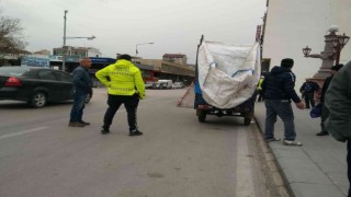 Polisle tartışan mülteciye vatandaşlar tepki gösterdi