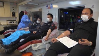 Polisler iftar sonrasında kan bağışında bulundu