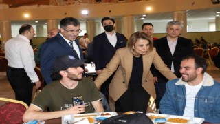 Protokol, öğrencilerle iftarda buluştu