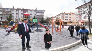 Pursaklar Belediye Başkanı Çetinden çocuk parkındaki miniklere ziyaret