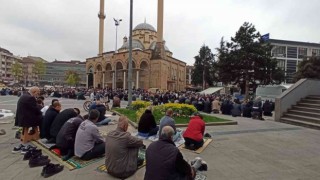 Ramazanın son cuma namazında camiler doldu taştı