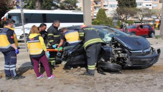 Refüje çarpan otomobil hurdaya döndü, sıkışan yaralıları itfaiye çıkardı