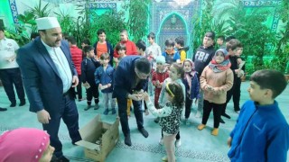 Rektör Aktekin, teravih namazına gelen çocukları hediyelerle sevindirdi