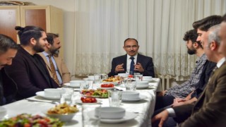 Rektör Beydemir iftarını öğrenci evinde açtı