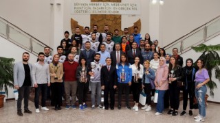 Rektör Kızılaydan başarılı gençlere tam destek