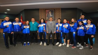 Rektör Kutluhan madalyalı sporcuları tebrik etti