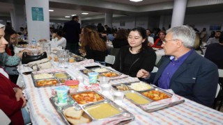 Rektör Özaydın ilk iftarını öğrencilerle birlikte yaptı