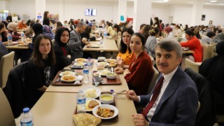 Rektör Uysal, öğrencilerle iftar yaptı