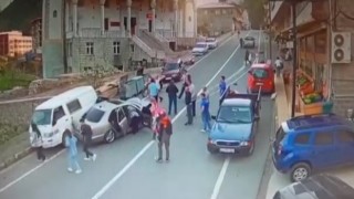 Rizede yola atlayan motor sürücüsü 3 araçlı zincirleme kazaya sebep oldu
