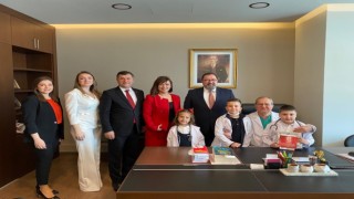 Sağlık çalışanları koltuklarını öğrencilere devretti