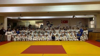 Salihlide 250 judocu kemer atladı