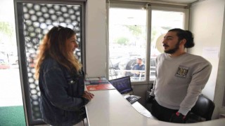 Samet önce kollarına şimdi işine kavuştu