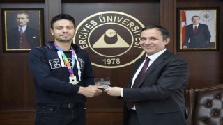 Şampiyon Basketbol Erkek Takımı Sporcularından Rektör Çalışa ziyaret