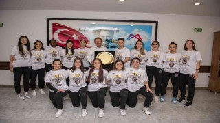 Şampiyon hentbolcular, kupa sevincini Başkan Seçer ile paylaştı