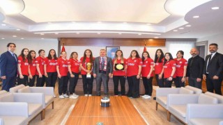 Şampiyon kızlar Vali Elban ve Başkan Karaları gururlandırdı