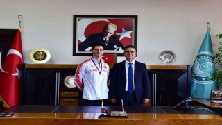 Şampiyon sporcudan, Rektör Prof. Dr. İlter Kuşa ziyaret