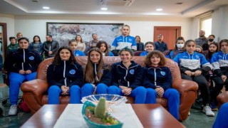 Şampiyon voleybolcu kızlardan Başkan Akaya kupalı teşekkür