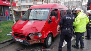 Samsunda minibüs hafif ticari araca çarptı: 1 yaralı