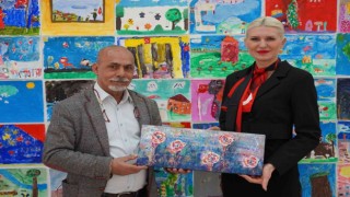 Sanat akademisi resim kursundaki öğrenciler eserlerini sergiledi