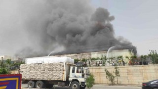 Şanlıurfa Organize Sanayi Bölgesindeki (OSB) bir tekstil fabrikasında yangın çıktı. İşçilerin tahliye edildiği bölgeye çok sayıda itfaiye ekibi sevk edildi.
