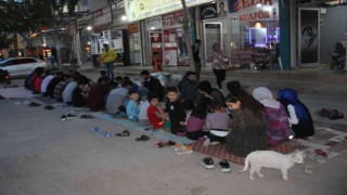 Şanlıurfada sokak ortasında iftar sofrası