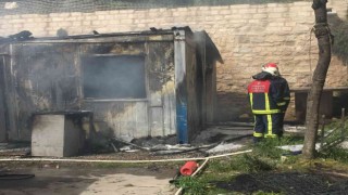 Sarayburnundaki tarihi sur restorasyonu alanında işçi konteynerleri yandı