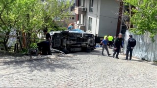Sarıyerde kamyonet yokuşta devrildi: 2 yaralı