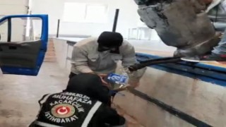 Sarp Sınır Kapısında bir aracın yakıt deposunda 104 kilogram bal ele geçirildi