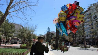 Sattığı balonlarla Eskişehir sokaklarına renk katıyor