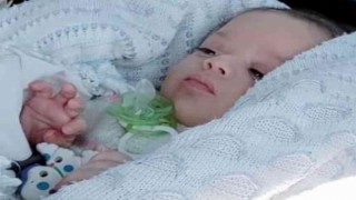 Sehpanın kenarına tutunarak yürümeye çalışırken düşen bebek hayatını kaybetti