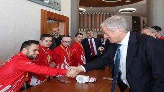 Servet Yardımcı, dünya üçüncüsü Down Futsal Milli Takımı ile bir araya geldi