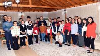 Sevgi evleri çocukları Vali Mahmut Çuhadarın misafiri oldu