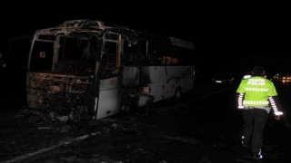 Seyir halindeyken yanan midibüs kullanılamaz hale geldi