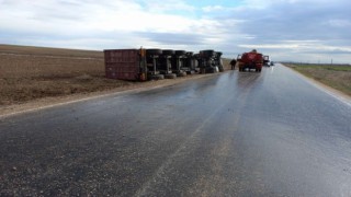 Seyitgazide yol kenarın devrilen tırın sürücüsü yaralandı