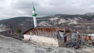 Şiddetli rüzgar caminin çatısını uçurdu