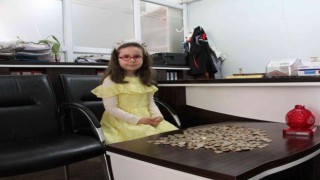 Siirtte 6 yaşındaki öğrenci kumbarasını yetim çocuklar için açtı