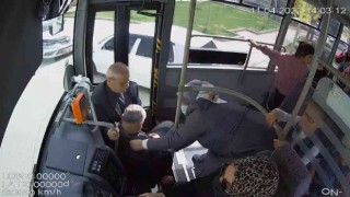 Siirtte kadın otobüs şoförü, bayılan yolcuyu hastaneye yetiştirdi