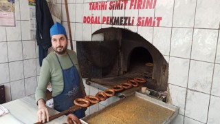 Simit ustaları, 110 yıllık tarihi simit fırınında sıcağa rağmen orucunu aksatmıyor