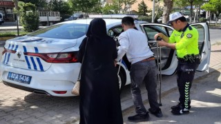 Sınava girecek olan engelli gencin yardımına trafik polisleri yetişti